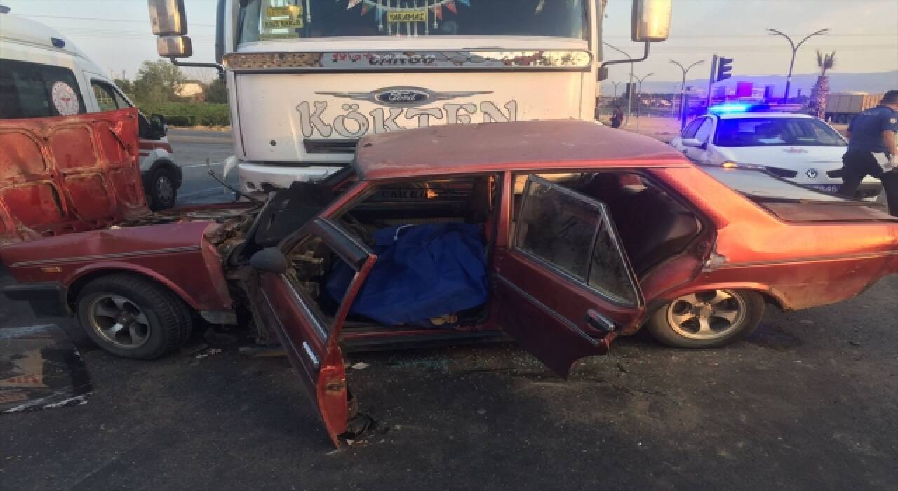 Manisa’da kamyon ile otomobilin çarpışması sonucu 1 kişi öldü, 3 kişi yaralandı