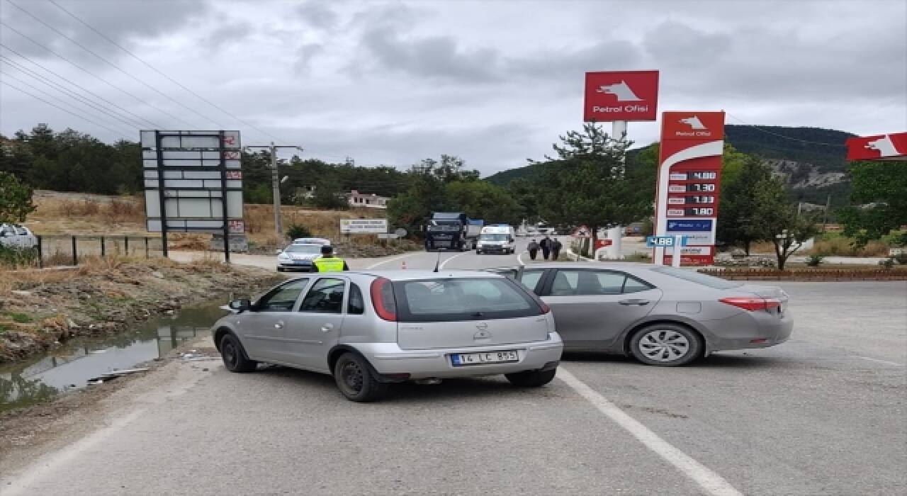 Bolu’da iki otomobilin çarpışma