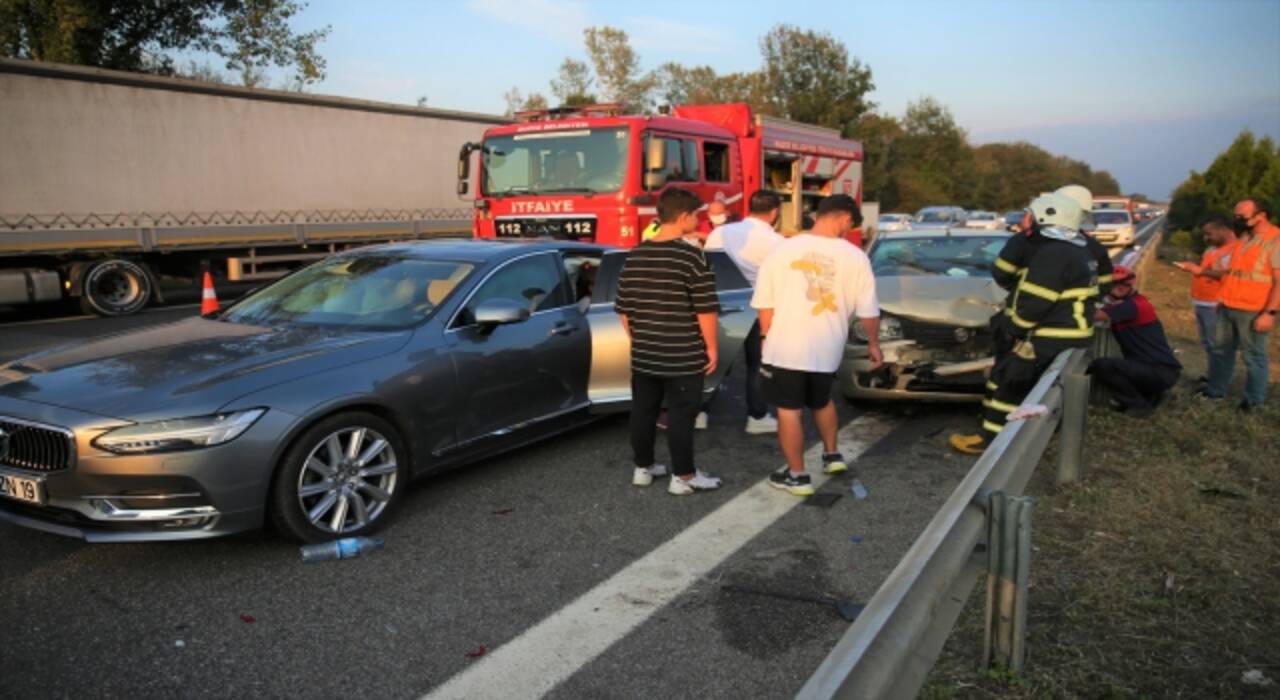 Anadolu Otoyolu’nda iki otomobilin çarpışması sonucu 1’i çocuk 4 kişi yaralandı