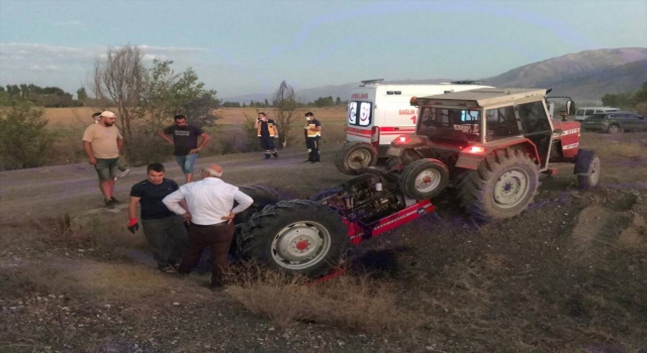 Traktör sulama kanalına devrildi, sürücü öldü