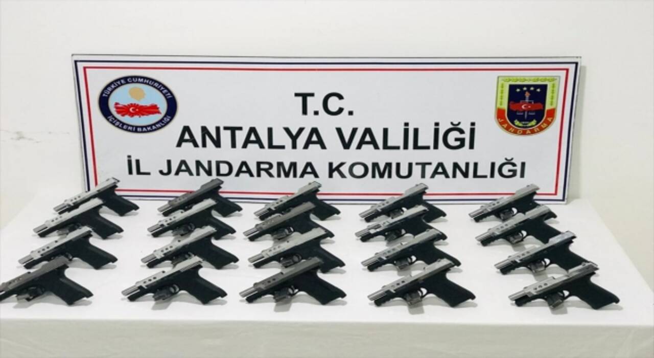 Antalya’da silah kaçakçılarına gözaltı