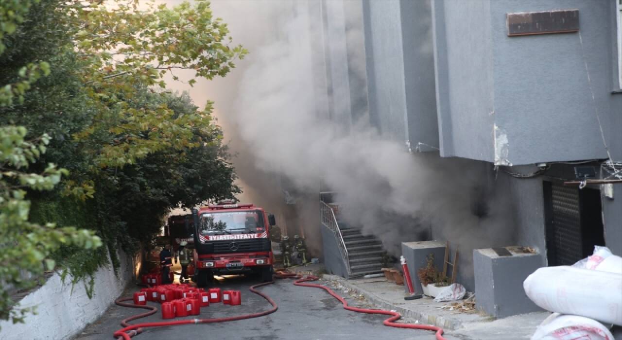 Bahçelievler’de yatak ve baza imalathanesinde yangın çıktı