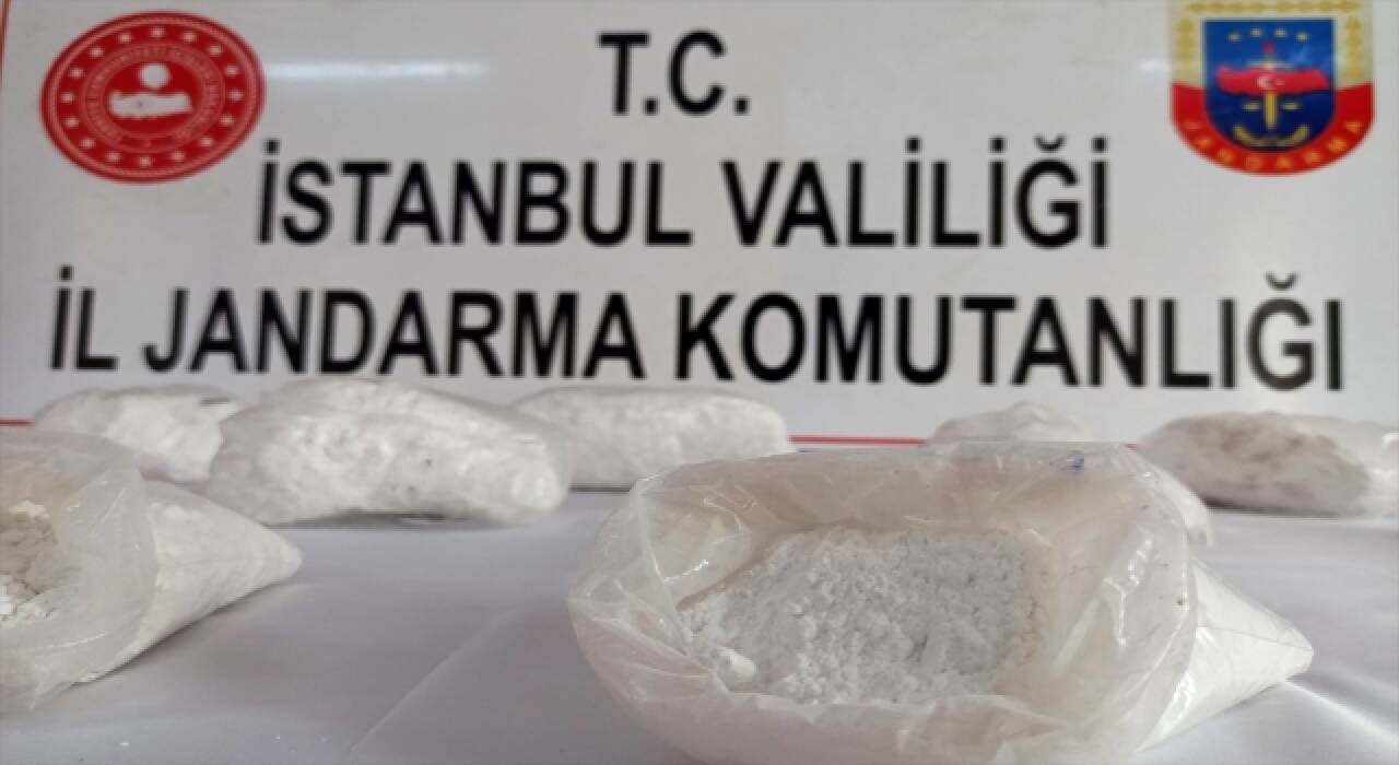 İstanbul’da jandarmanın operasyonunda yurt dışından kargoyla gönderilen 11 kilo kokain ele geçirildi