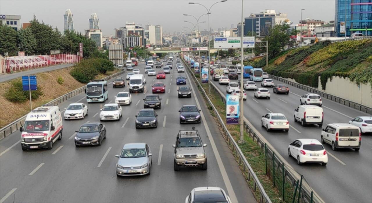 Sabah saatlerinde yoğunlaşan trafik, sürücüyü çileden çıkarttı