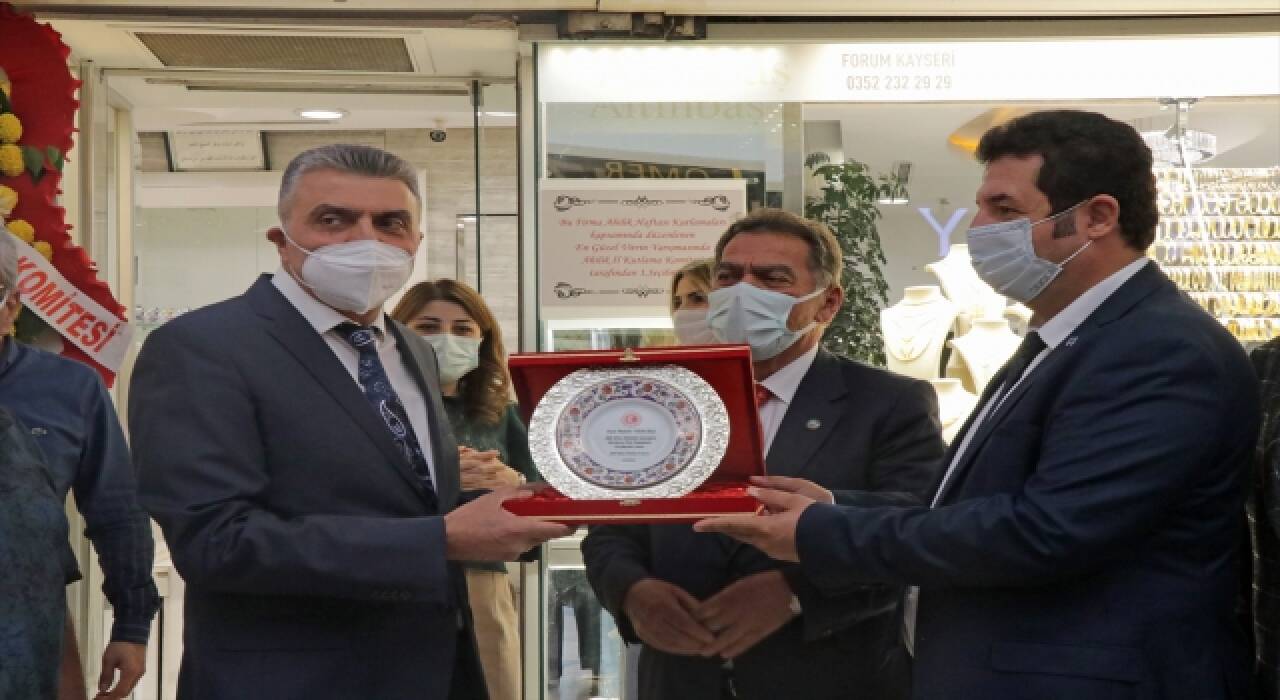 Kayseri’de en güzel vitrine sahip pastırmacı ve sarraf plaketle ödüllendirildi