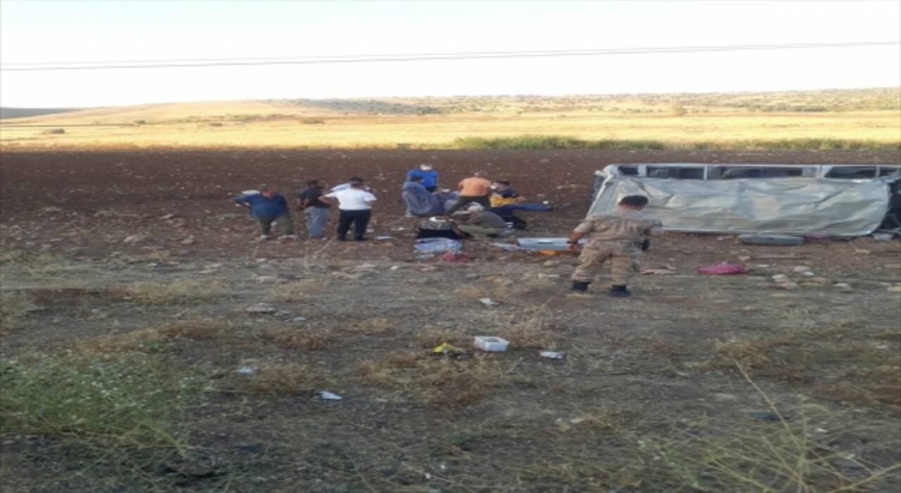 Mardin’de minibüs şarampole devrildi 10 kişi yaralandı