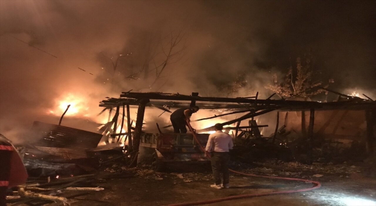 Malatya’da odun deposunda çıkan yangın