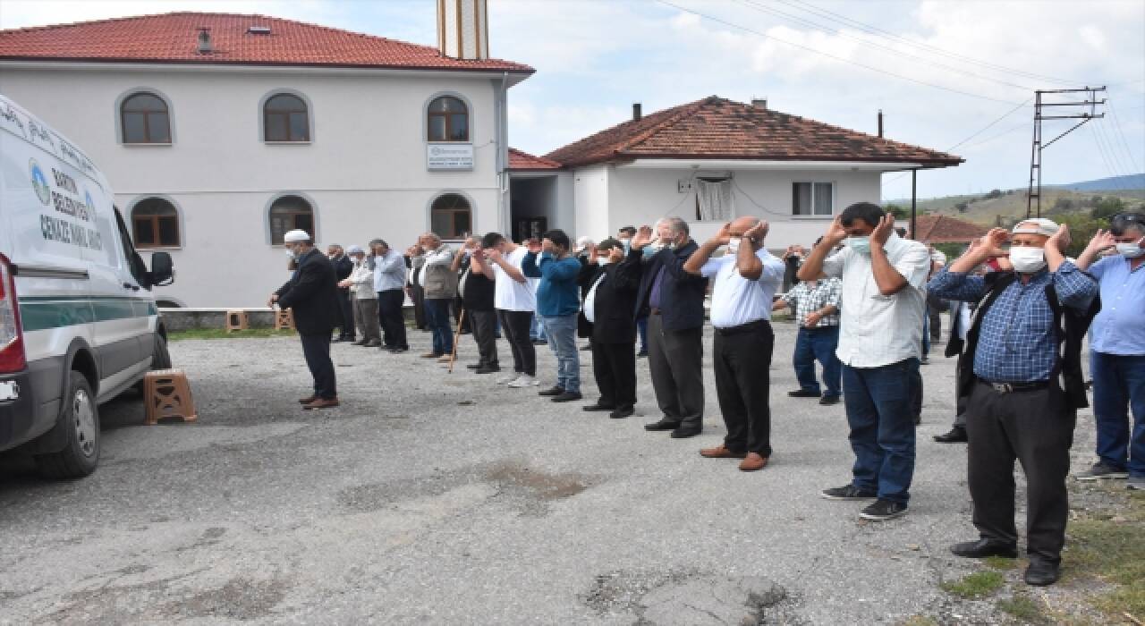 Bartın’da bebeği sezaryenle alındıktan sonra Kovid19’dan ölen hamile kadın defnedildi