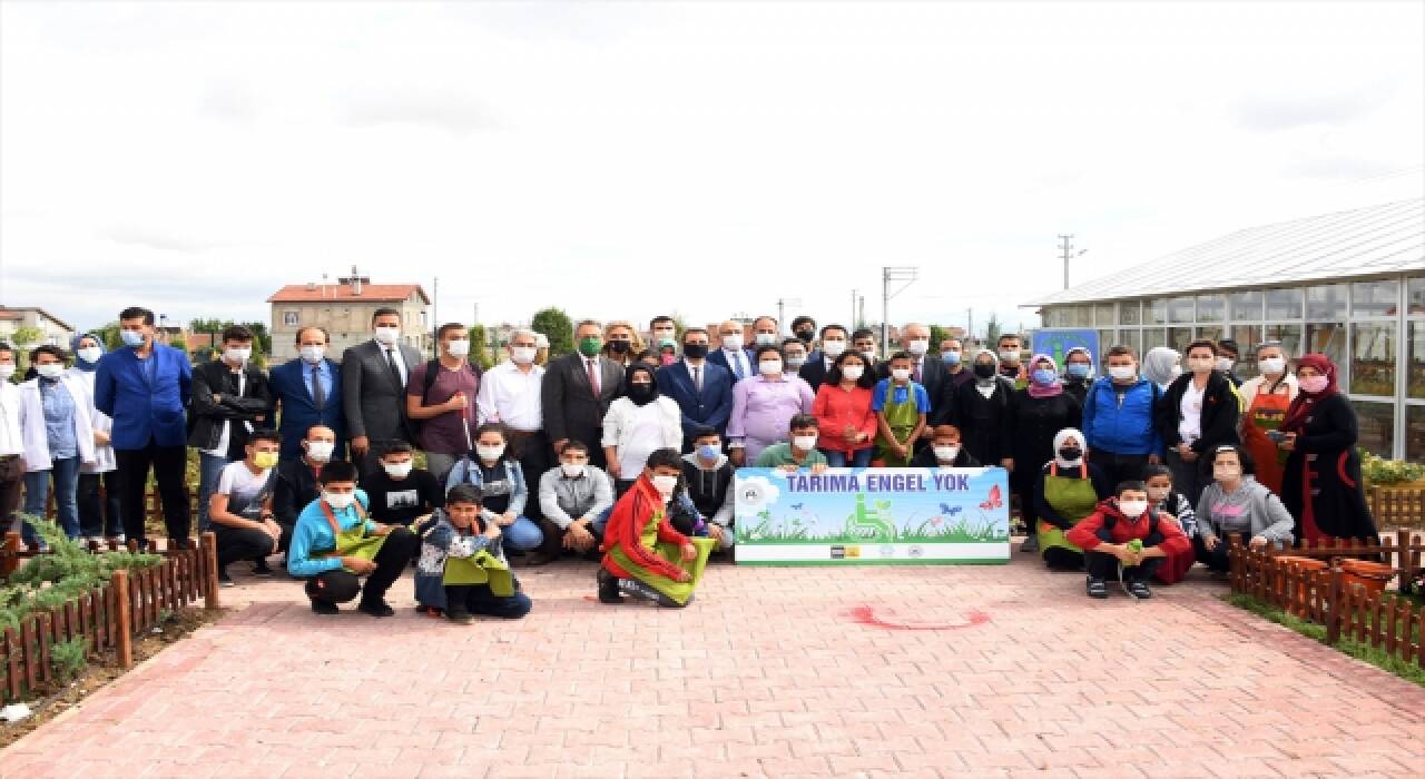 Konya’da özel öğrenciler elleriyle diktikleri sebzelerin hasadını yaptı