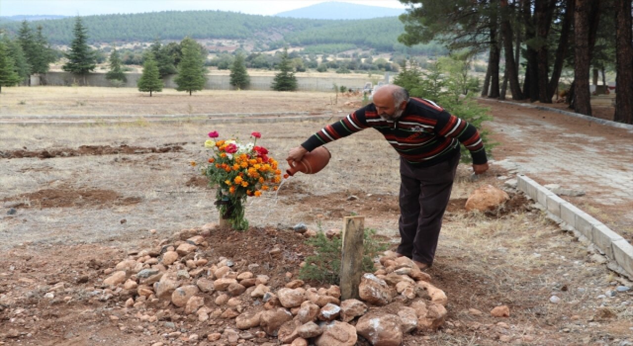 Almanya’da ormanlık alanda kemikleri bulunan kişi, son yolculuğuna uğurlandı