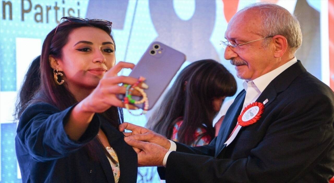 CHP Genel Başkanı Kılıçdaroğlu, partisine yeni katılan kadın üyelere rozetlerini taktı