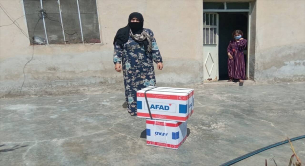 AFAD, Tel Abyad’da Kovid19 karantinasındakilere 2 binden fazla gıda ve hijyen seti dağıttı