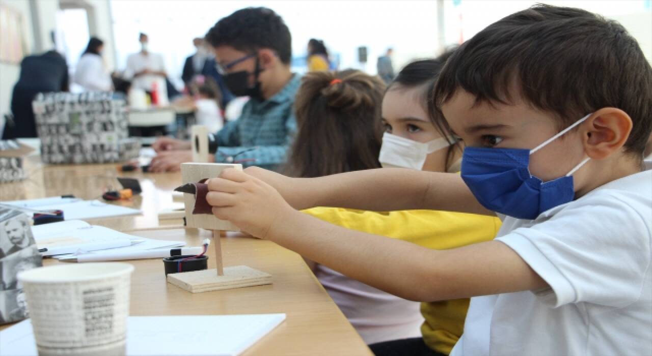 Bolu’da bilim festivaline katılan çocuklar eğlenerek öğrendi