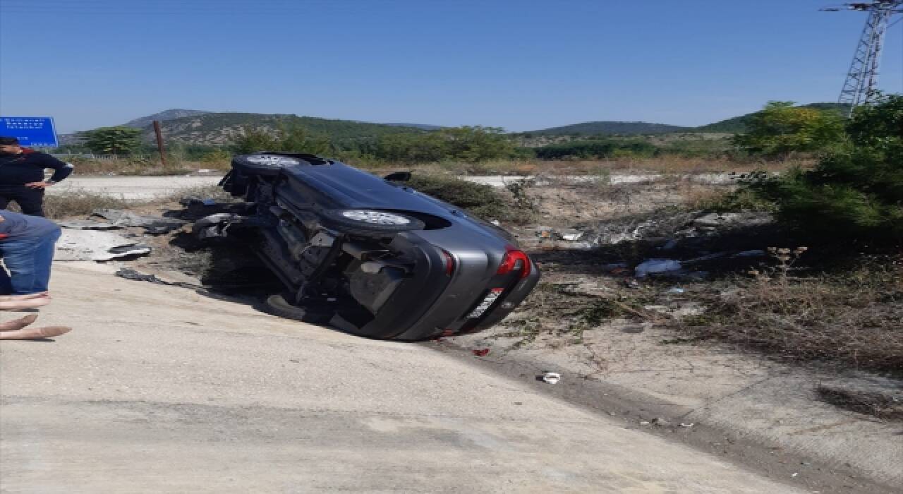 Bilecik’te su kanalına devrilen otomobildeki 5 kişi yaralandı