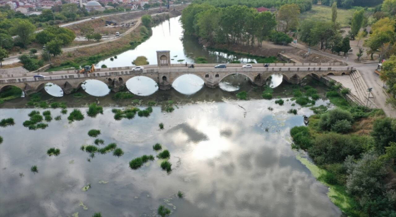 Kuraklık nedeniyle su seviyesi dibe vuran Tunca Nehri’nde ot öbekleri oluştu