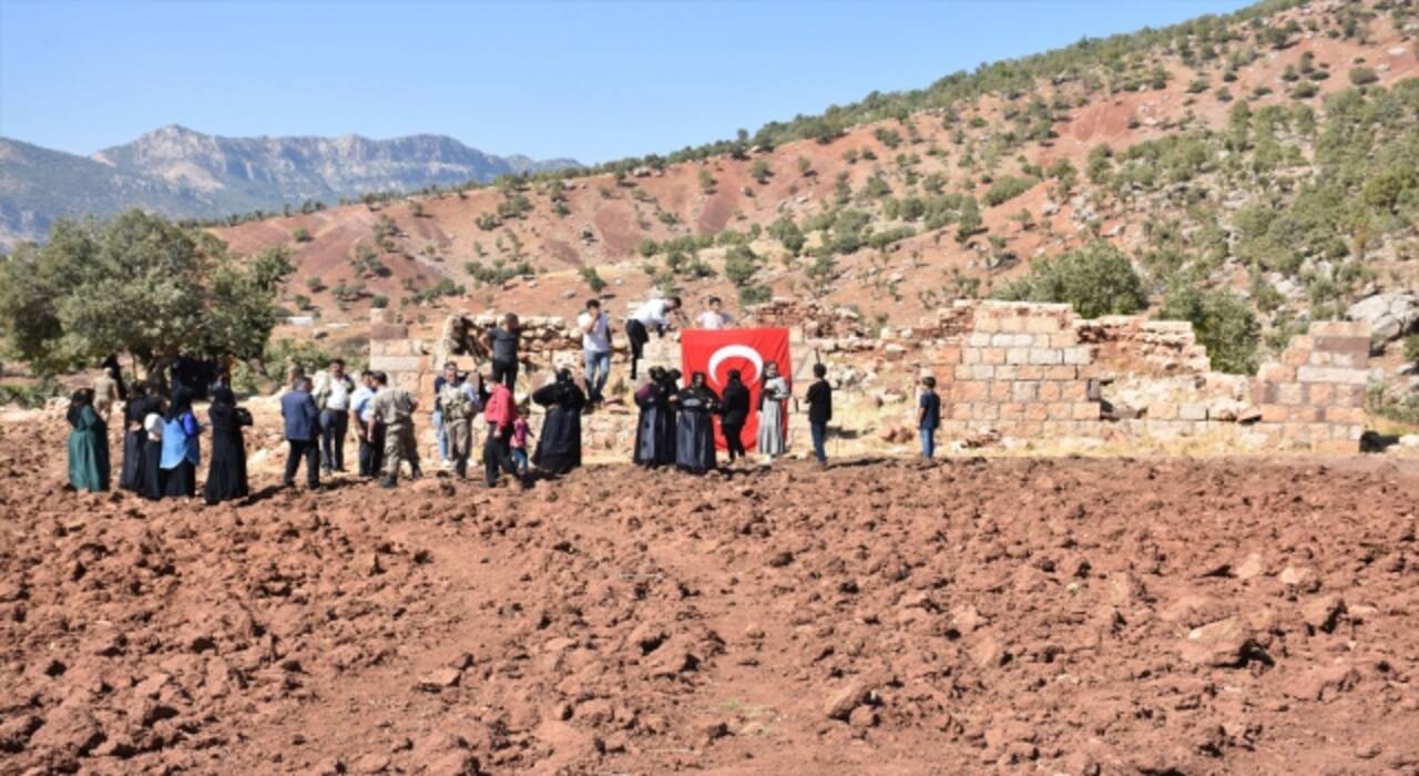 PKK’nın katlettiği yakınlarını saldırının gerçekleştiği eve Türk Bayrağı asarak andılar