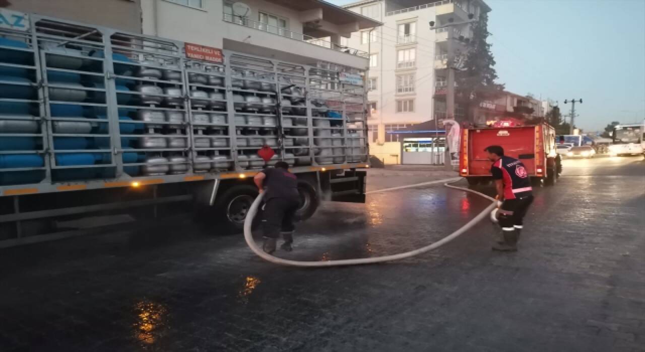 Adıyaman’da seyir halindeki tüp yüklü kamyon alev aldı