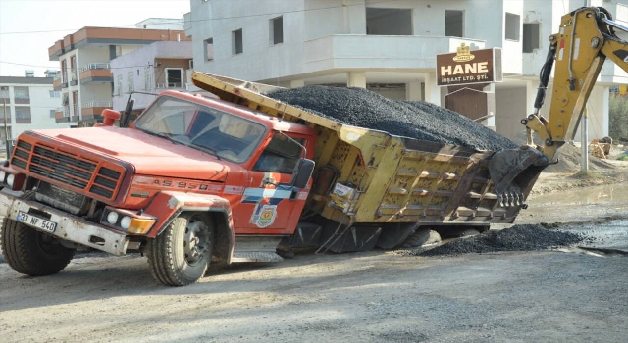 Asfalt yüklü kamyon çöken yolda