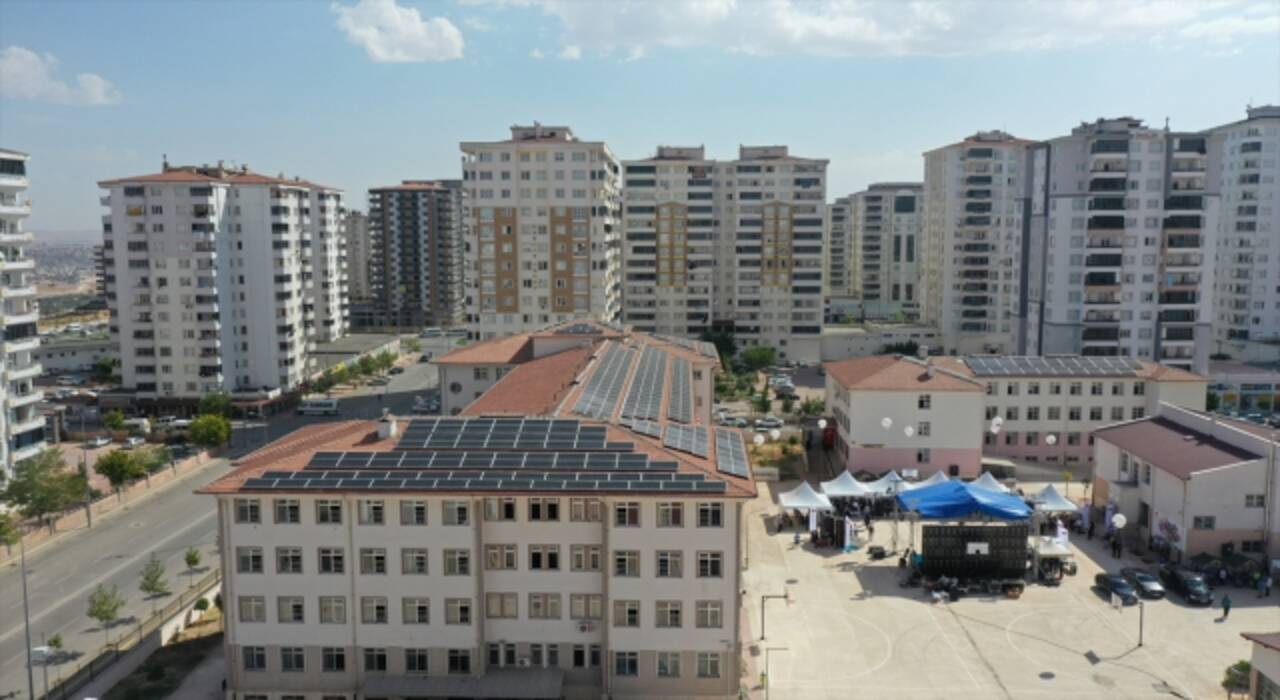 Meslek lisesinin çatısında güneş enerjisi santrali