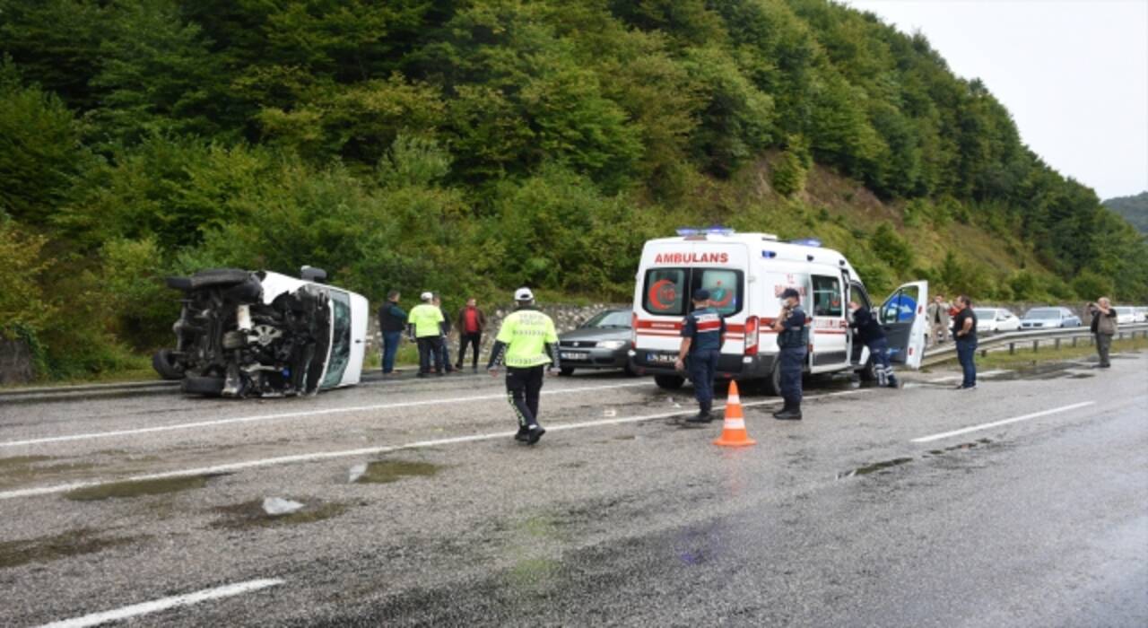 Bartın’da işçi servisinin devrildiği kazada 11 kişi yaralandı