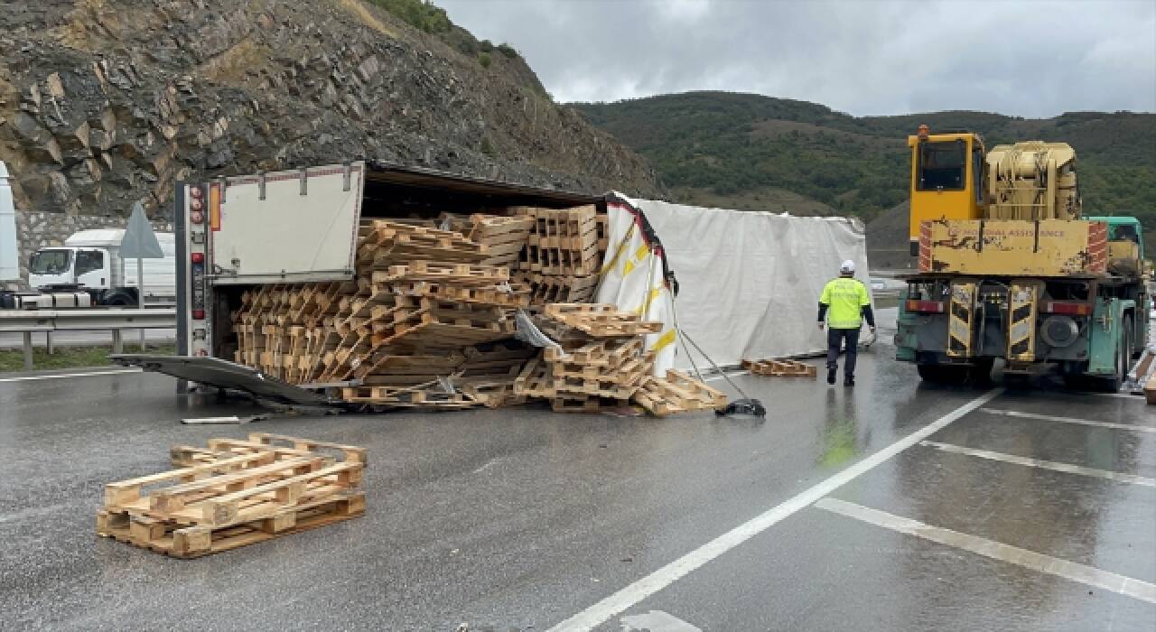 Son dakika: Kamyon ile tırın çarpışması sonucu 2 kişi yaralandı