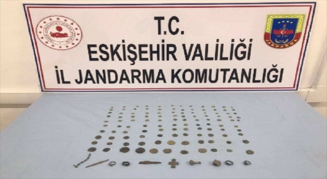 Ellerindeki tarihi eserleri satmaya çalıştığı iddia edilen 4 kişi yakalandı