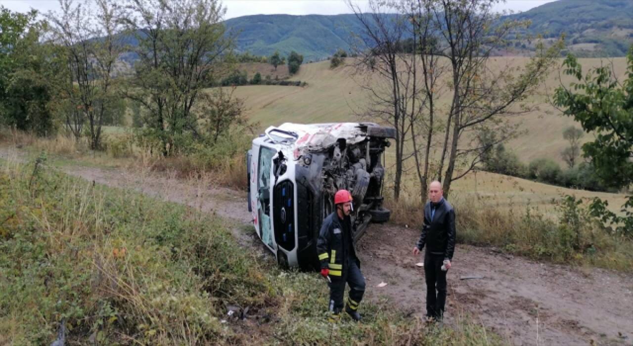 Ambulans ile otomobilin çarpıştığı kazada 5 kişi yaralandı