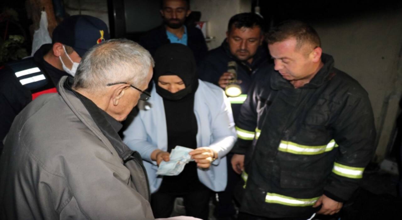 Karabük’te itfaiye, yangını söndürdükleri evden çıkan parayı sahibine teslim etti