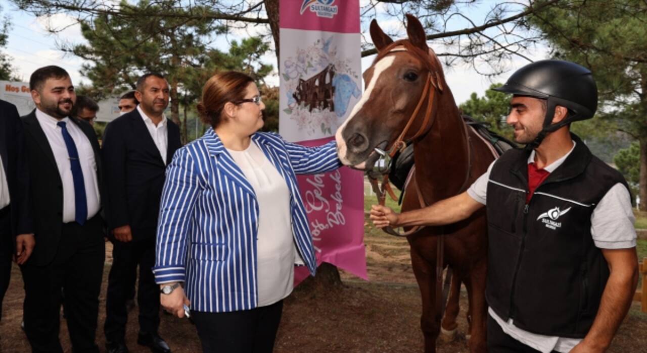 Aile ve Sosyal Hizmetler Bakanı Yanık, huzurevi sakinleriyle