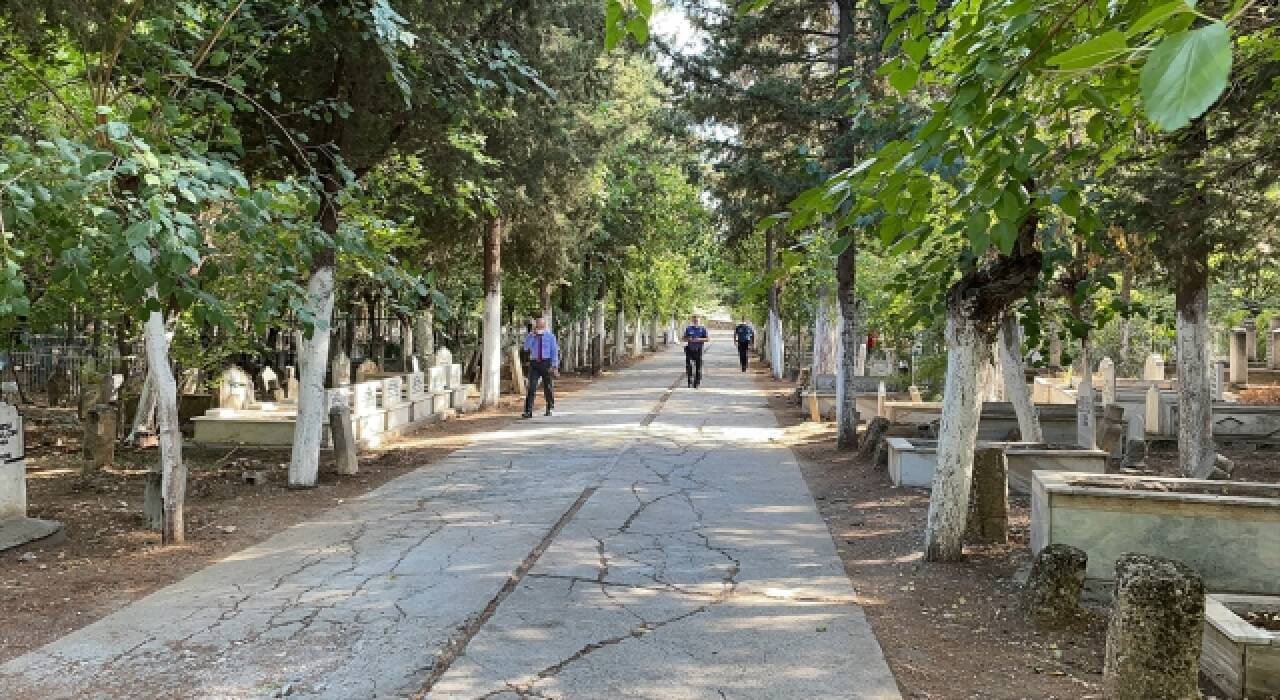 Mezarlıkta toprağa yarı gömülü bulunan bebek