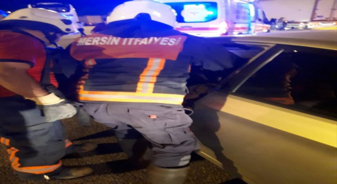 Mersin’de otobüsün çarptığı otomobildeki 3 kişi yaralandı