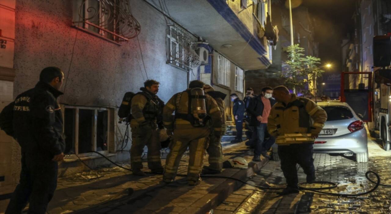 Sultangazi’de çıkan yangında 11 kişi dumandan etkilendi