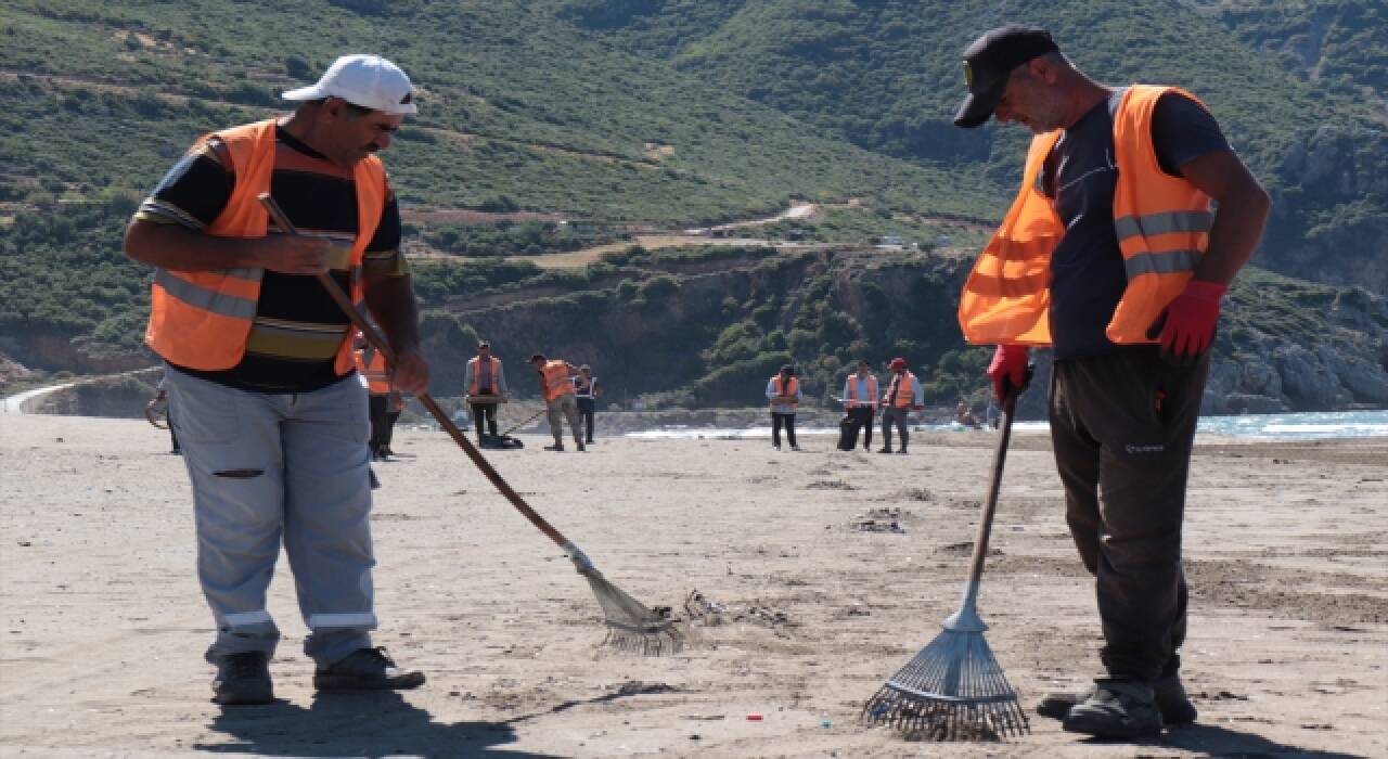 Hatay sahillerinde Suriye kaynaklı petrol sızıntısının temizlik çalışmaları sürüyor