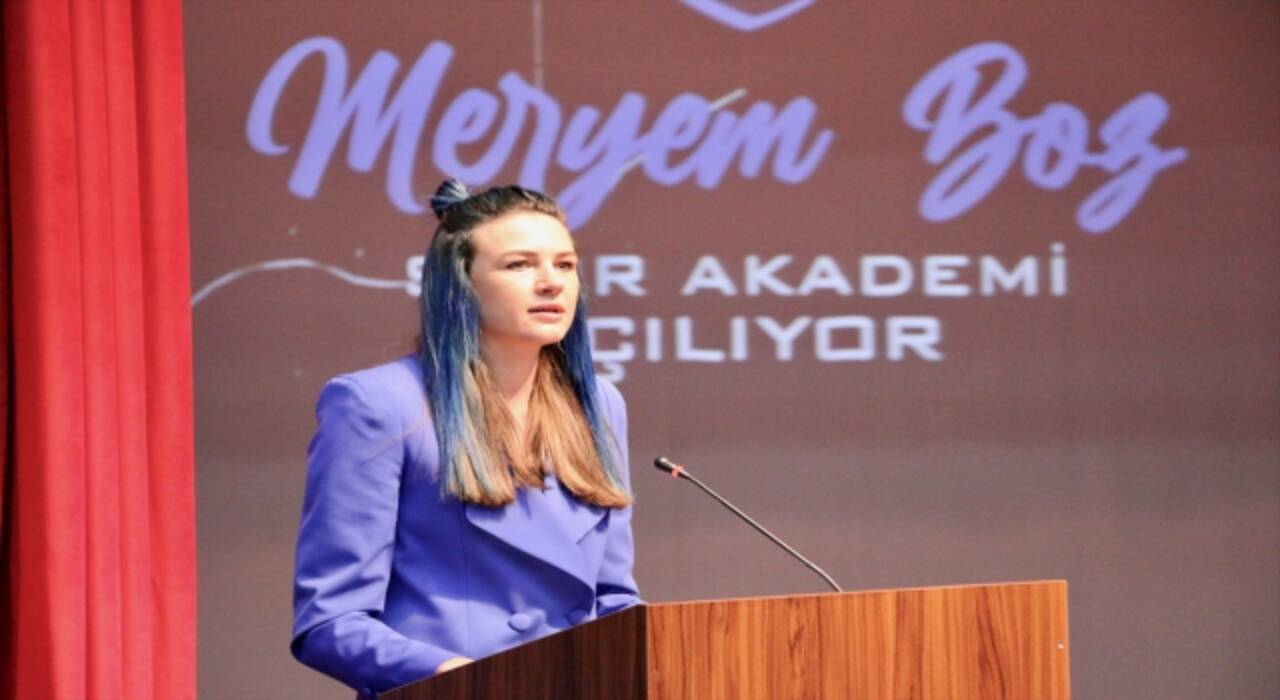 Milli voleybolcu Meryem Boz, Eskişehir’de adını taşıyan akademinin açılışına katıldı: