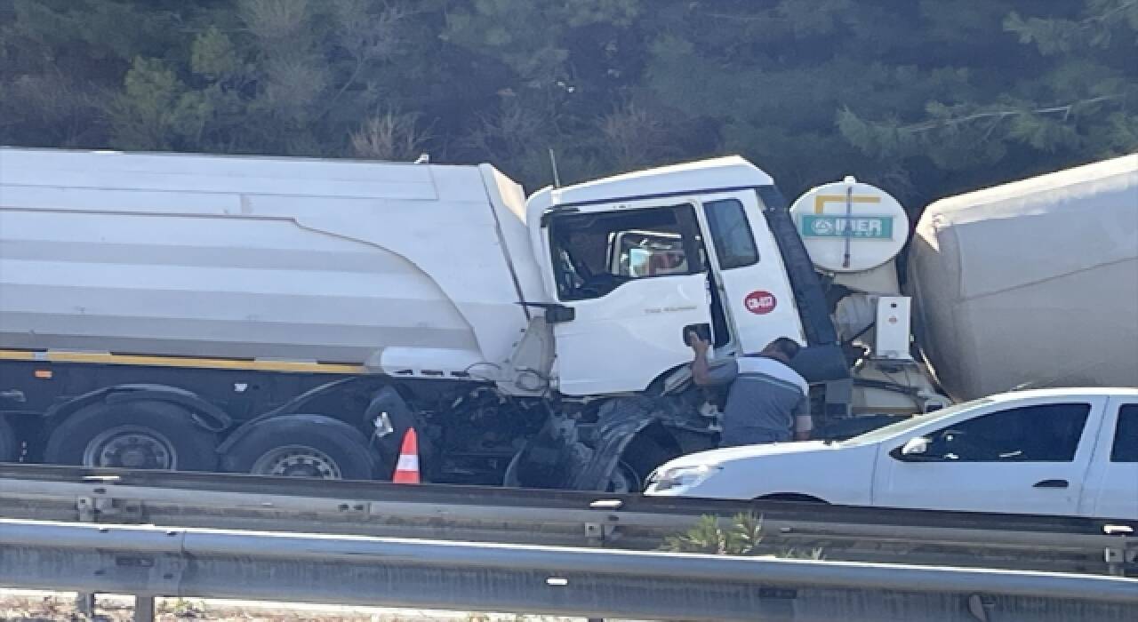 İzmir’de tıra arkadan çarpan kamyonun sürücüsü ağır yaralandı