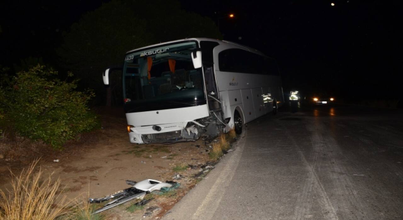 Antalya’da tur otobüsü ile otomobilin çarpıştığı kazada 2 kişi yaralandı