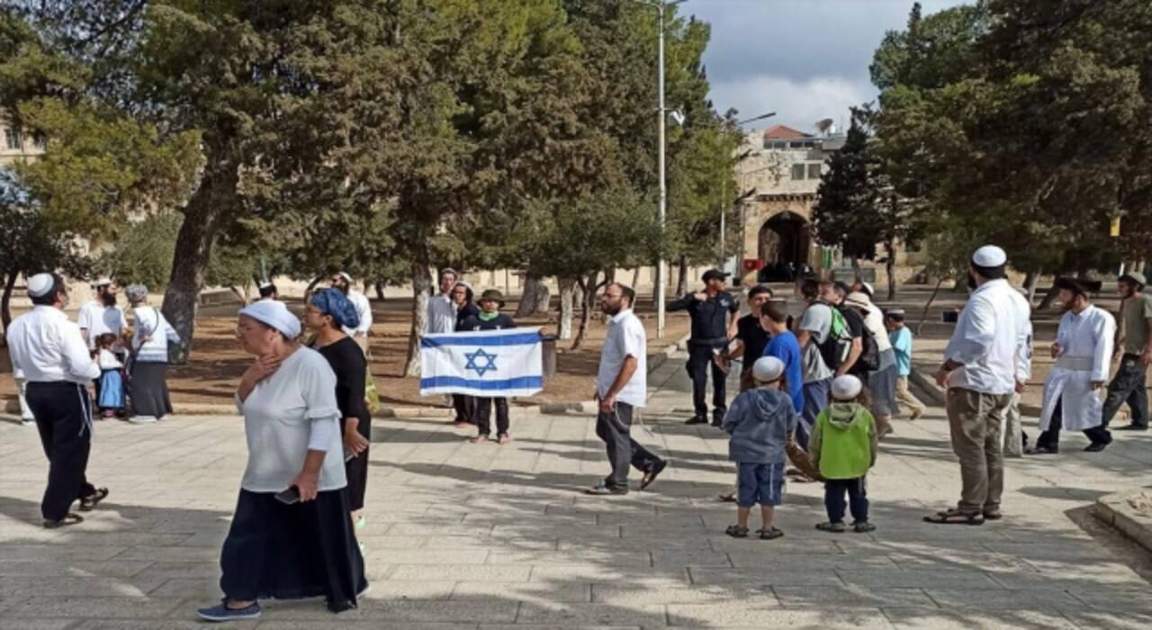 Mescidi Aksa’ya baskın düzenleyen fanatik Yahudiler Haremi Şerif’te İsrail bayrağı açtı