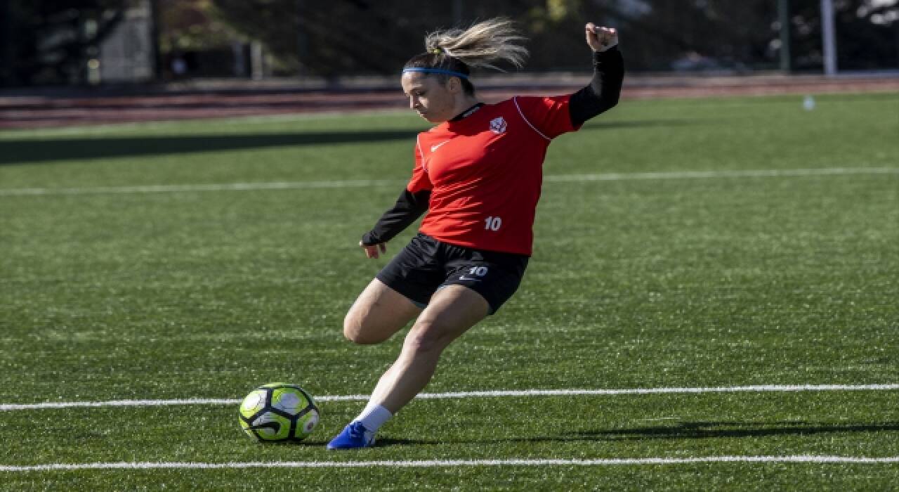 Evden kaçıp antrenmanlara gitti, şimdi futbol takımının kaptanı