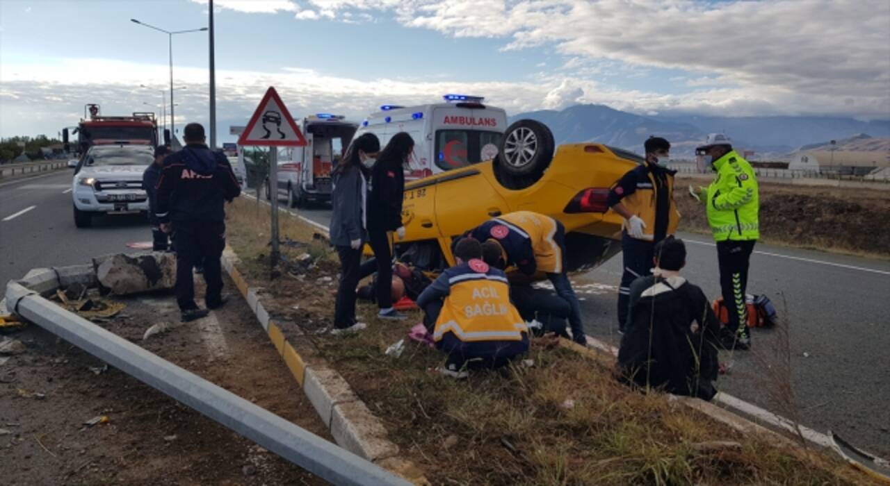 Erzincan’da taksi devrildi