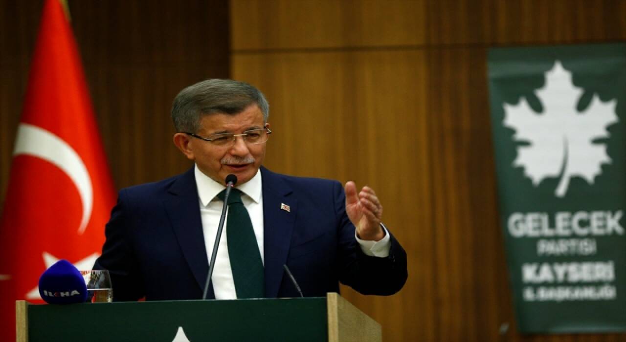 Davutoğlu Kayseri’de STK temsilcileri ve muhtarlarla bir arada