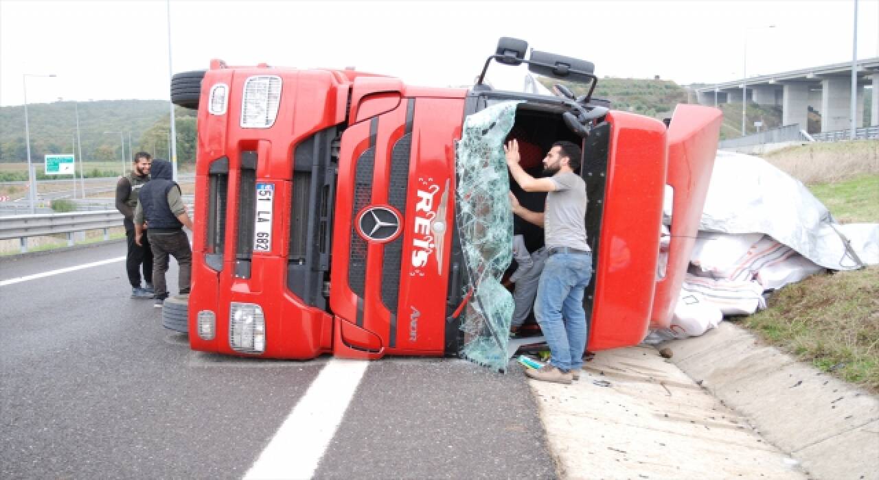 Kuzey Marmara Otoyolu’nda tır devrilmesi sonucu 2 kişi yaralandı