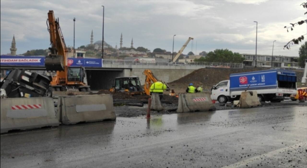 Unkapanı Kavşağı yenileme çalışması sırasında İSKİ’ye ait su borusu patladı