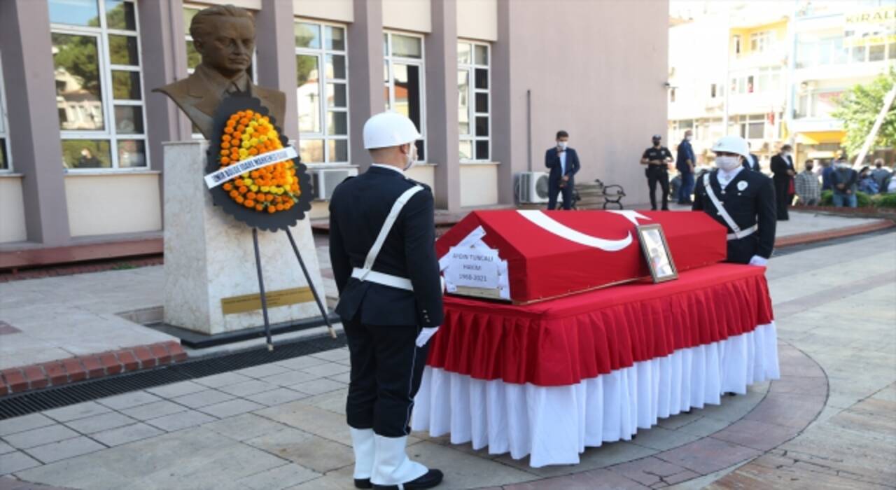 Aydın’da evinde ölü bulunan hakim için adliye önünde tören düzenlendi