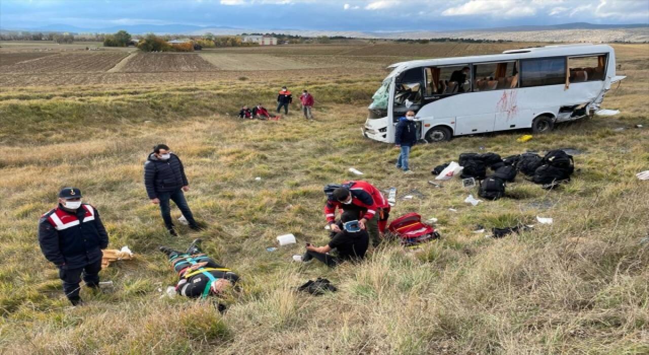 Kastamonu’da polis servisinin devrilmesi sonucu 12 polis yaralandı 