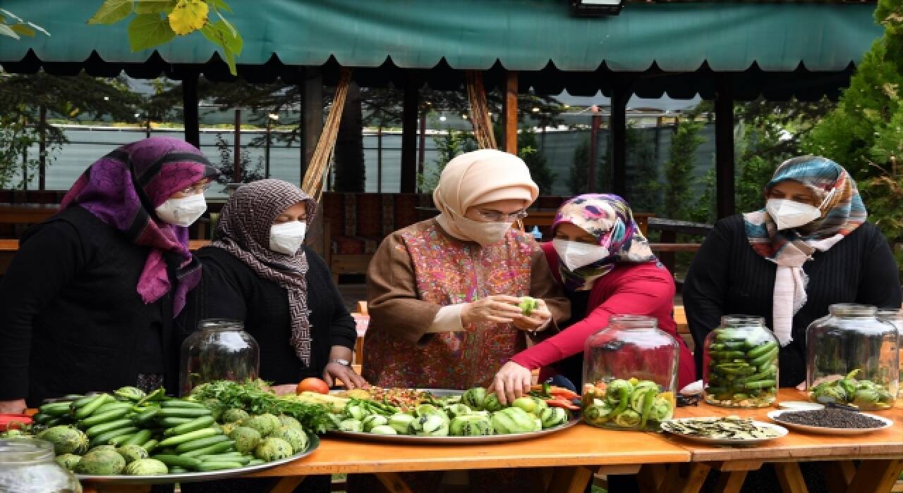 Kadınlardan Emine Erdoğan'ın turşusuna tam puan