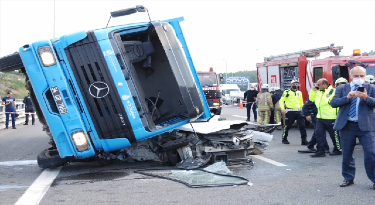 Kuzey Marmara Otoyolu Beykoz mevkisinde kamyon otomobilin üzerine devrildi