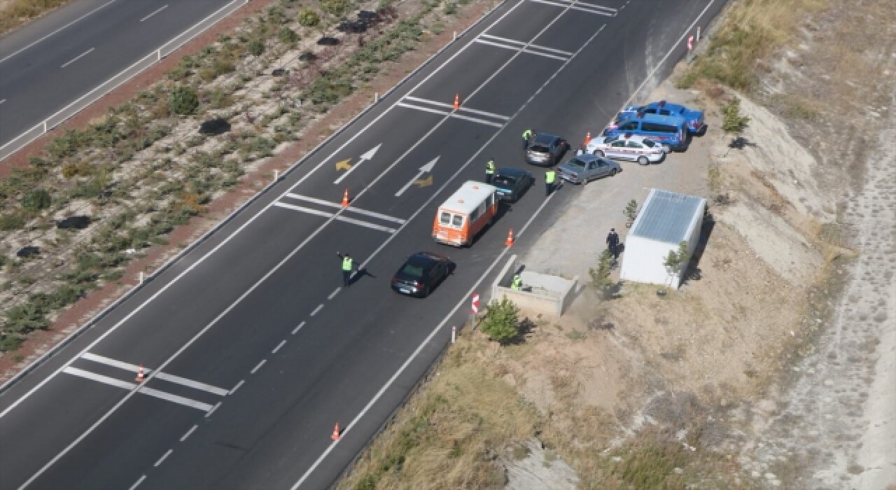 Konya’da jandarma ekipleri helikopter destekli trafik denetimi yaptı