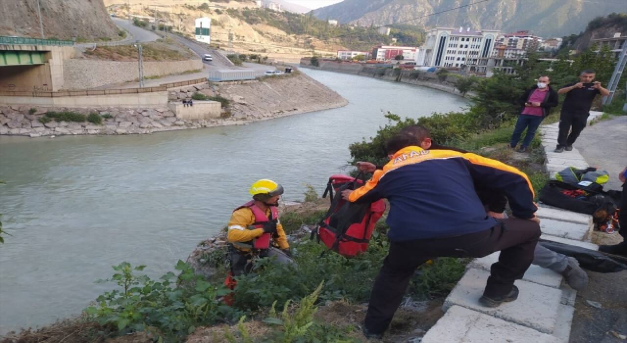 Artvin’de nehre düşen kedinin yardımına AFAD ekibi koştu