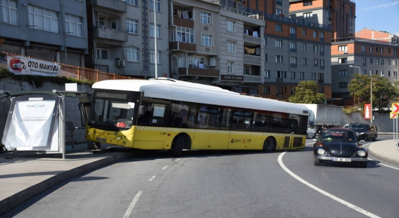 İETT otobüsü durağa çarptı