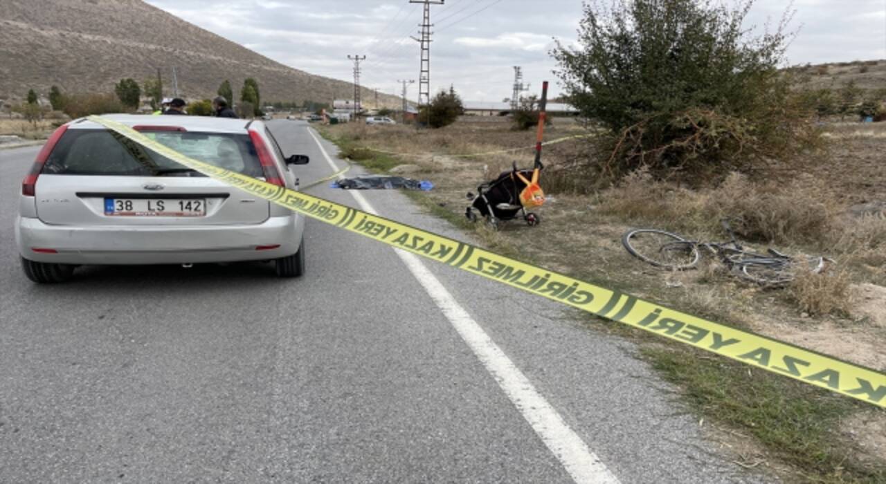 Yürüyüşe çıkan ailesinin yanında otomobil çarpan bisikletli çocuk öldü